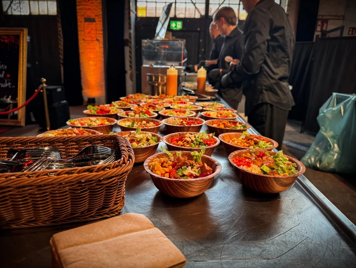 Vorbereitete Salatbowls an einer betreuten Buffetstation
