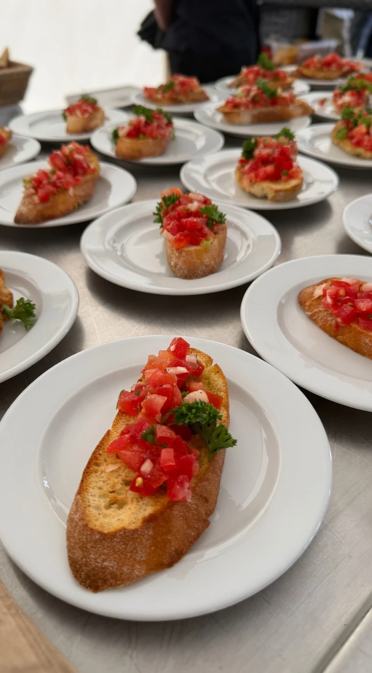 Bruschetta mit Tomaten auf weißen Tellern