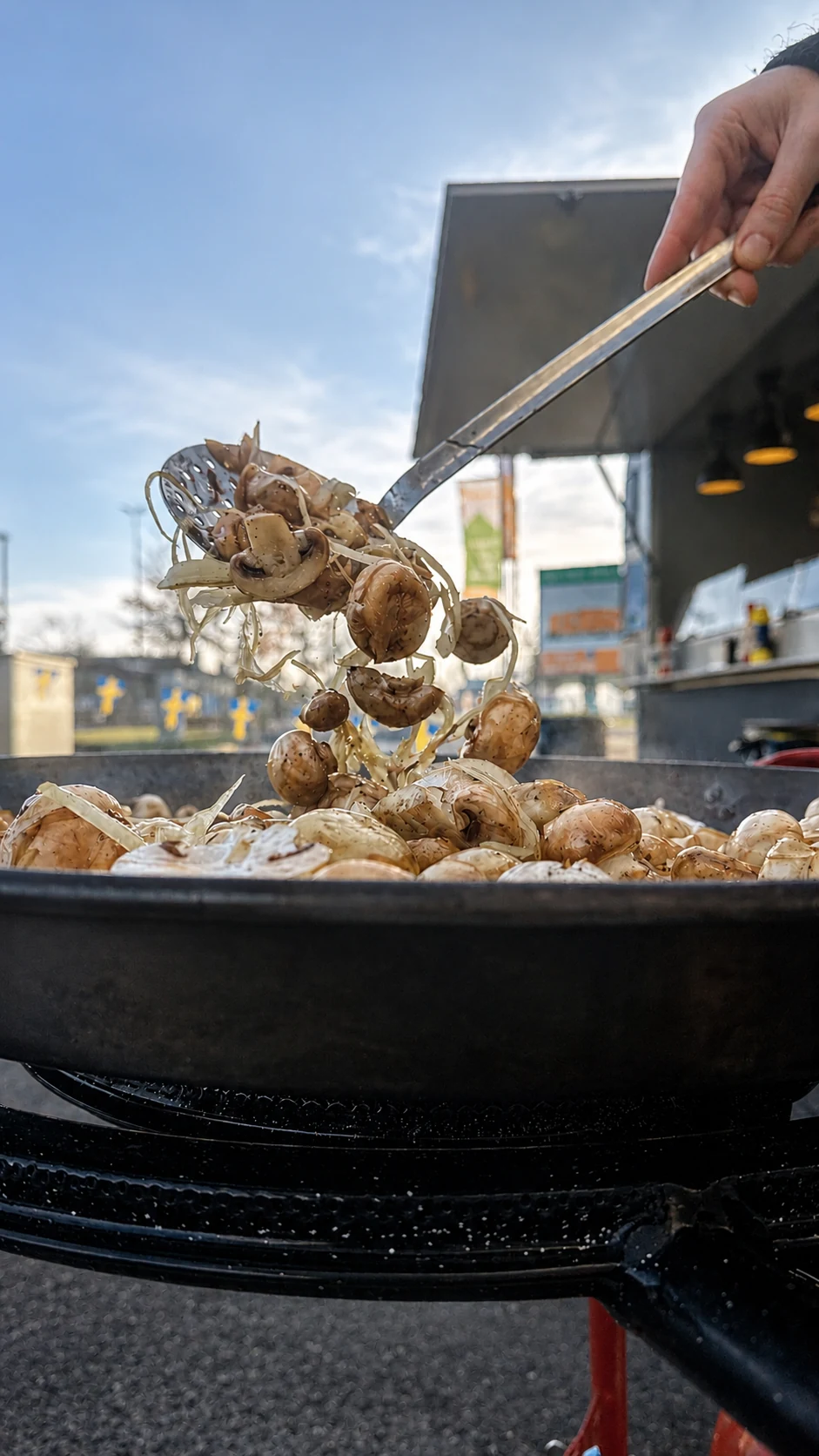 Pilze und Zwiebeln werden in einer großen Pfanne geschwenkt